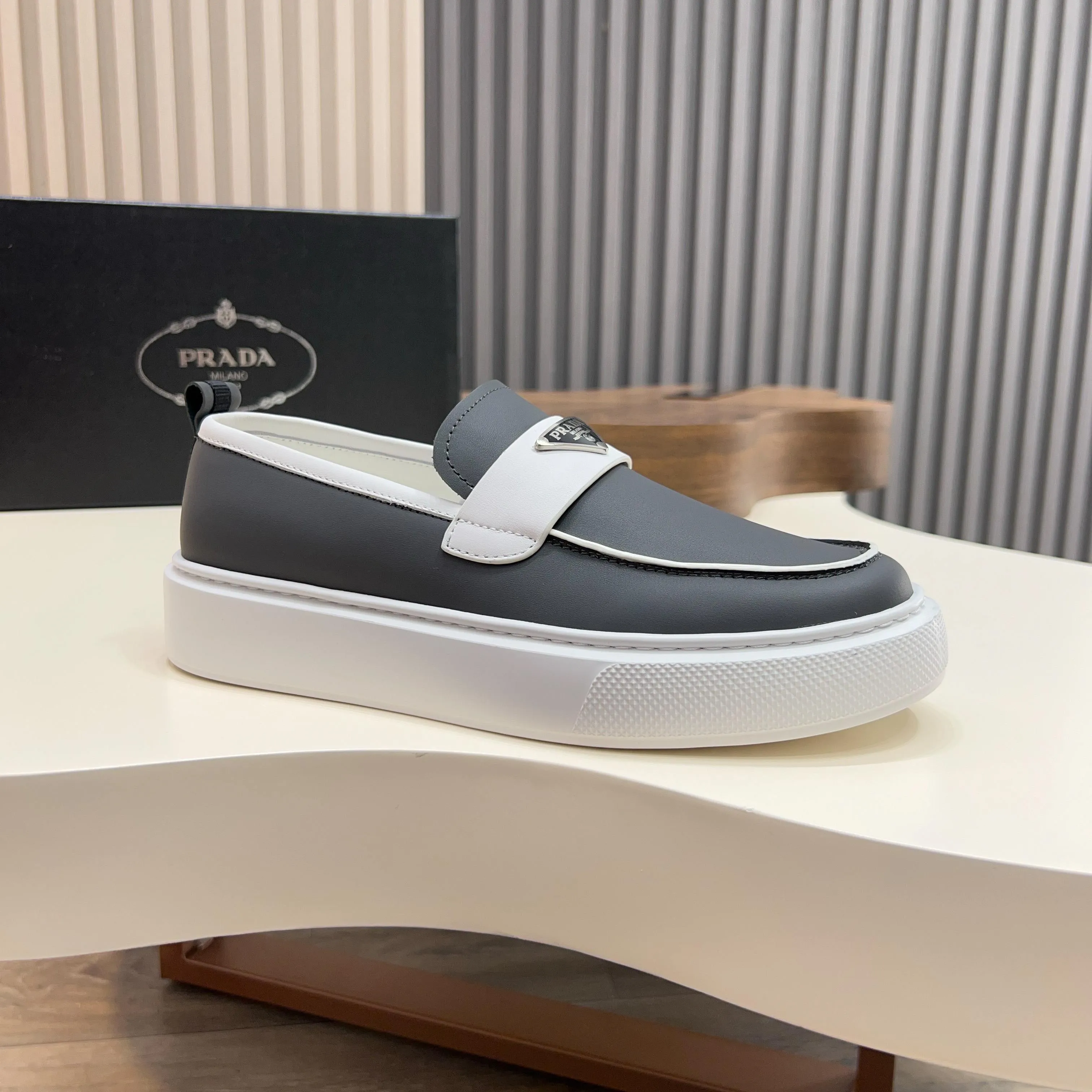 💰740 Thick-soled trendy brand (Prada) mainly promotes popular models, avant-garde and versatile fashionable men's shoes, private version molding, cowhide splicing 1:1 replica... fashionable, simple, elegant, more eye-catching and more classy, ​​it will subvert the old idea, a must-have for fashionistas who want to spend time with you! Must keep it! Tall and comfortable outsole, high-end quality workmanship. @ Code number: 39-44 38 45 can be ordered. Multiple colors are available.